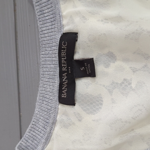 Banana Republic BR V-neck Grey & White Floral Lace Back Sweater Size Small S - Picture 5 of 5